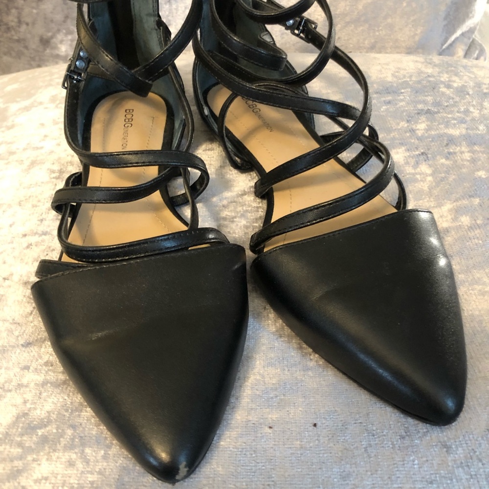Classic BCBG strappy flats